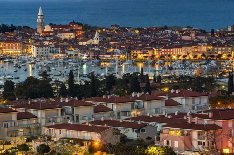 Cozy Apartments Buket In The Center Izola Exterior photo